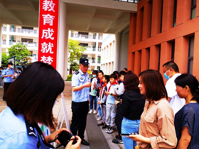 大手牵小手捂好钱袋子永安桥派出所来我校开展防诈骗宣传活动